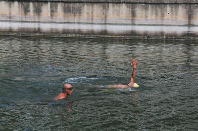 8月25日,通惠河龙潭湖东门沿岸,有十多位老人在游泳,部分老人一直游