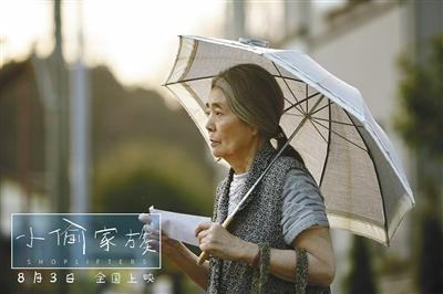 图/视觉中国今年5月,树木希林与《小偷家族》剧组一同出席戛纳电影节