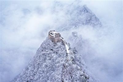 昨日,北京迎来降雪,箭扣长城雪景宜人.   图/视觉中国