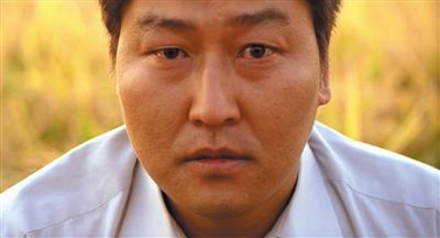 娱乐 9月18日,奉俊昊导演,宋康昊主演韩国影片《杀人回忆》的凶手
