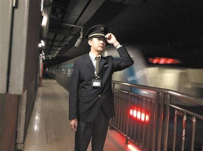 9月4日,京港地铁4号线及大兴线列车司机贾嗣鹏在确认信号设备.