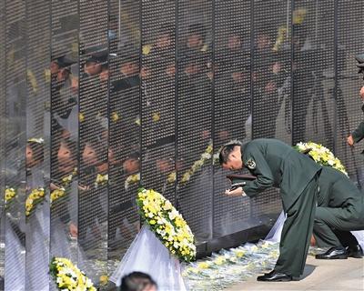 部队官兵瞻仰烈士英名墙.